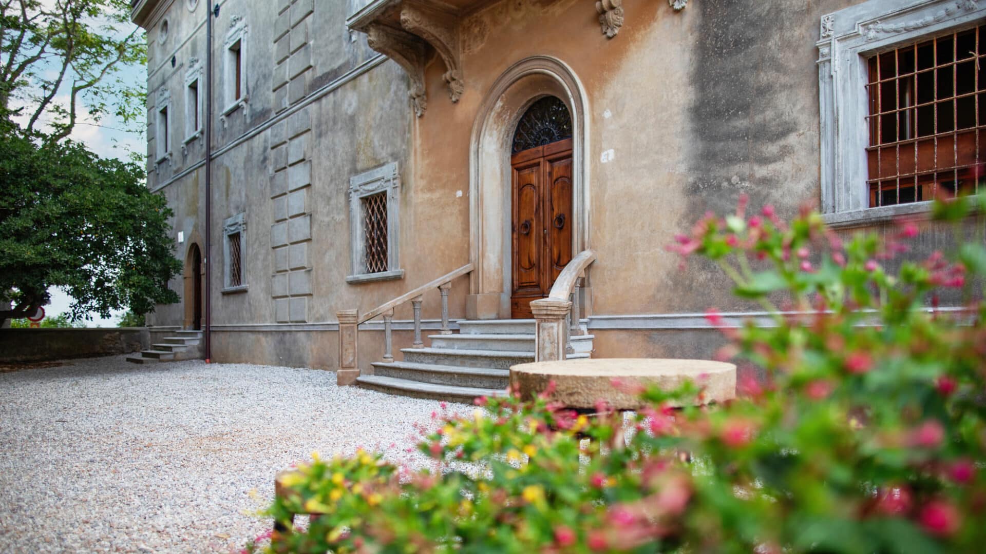 Eingang des Palazzo mit Vorplatz