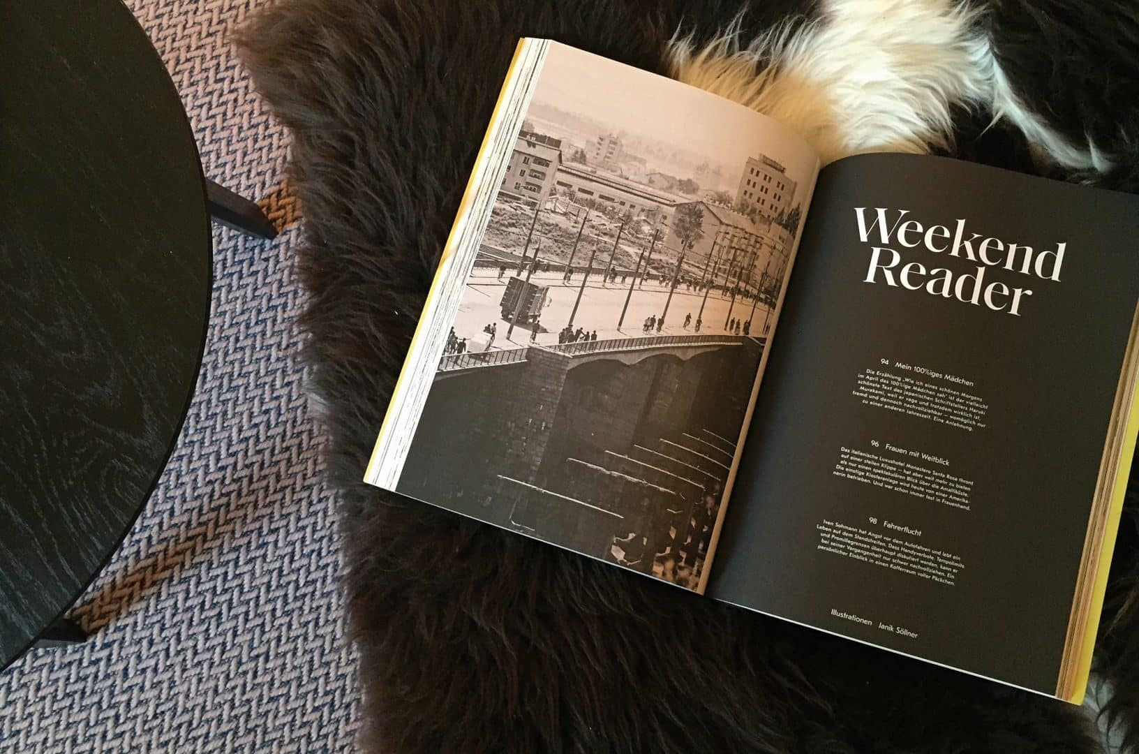 aufgeschlagenes Buch mit dem Titel "Weekend Reader"