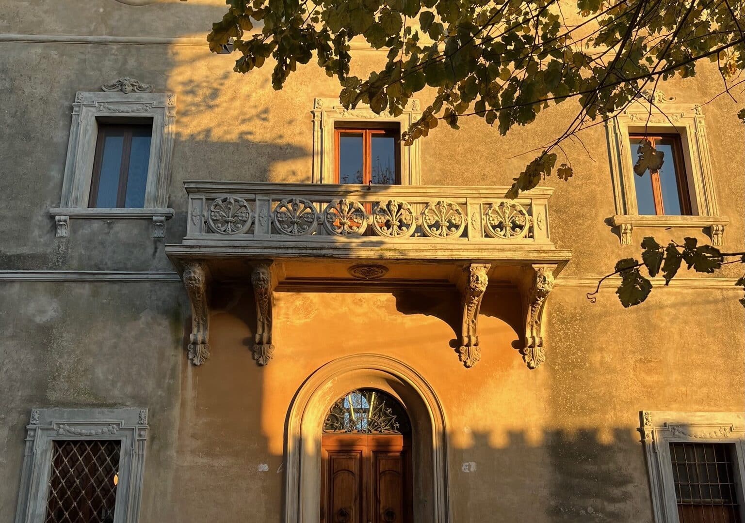 Fassade des Palazzo im Sonnenlicht