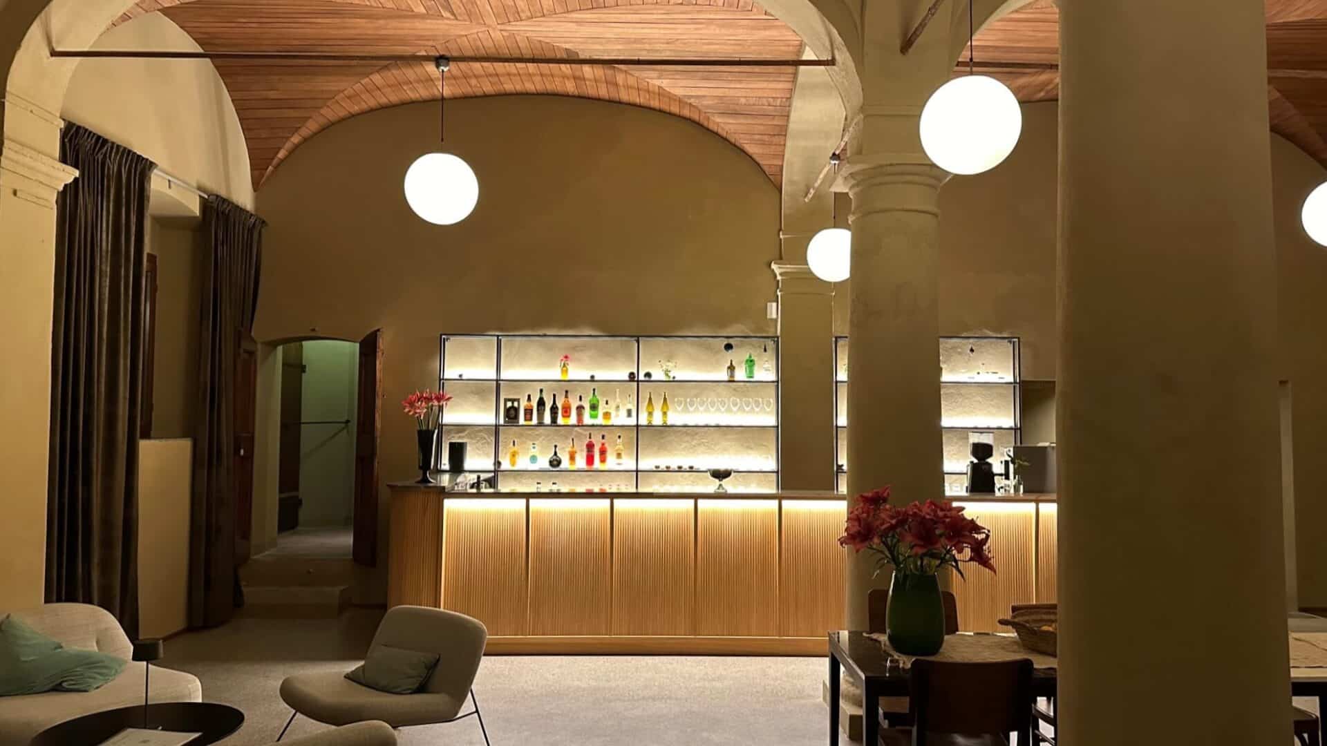 Bar und Restaurant mit großen Rundbogen