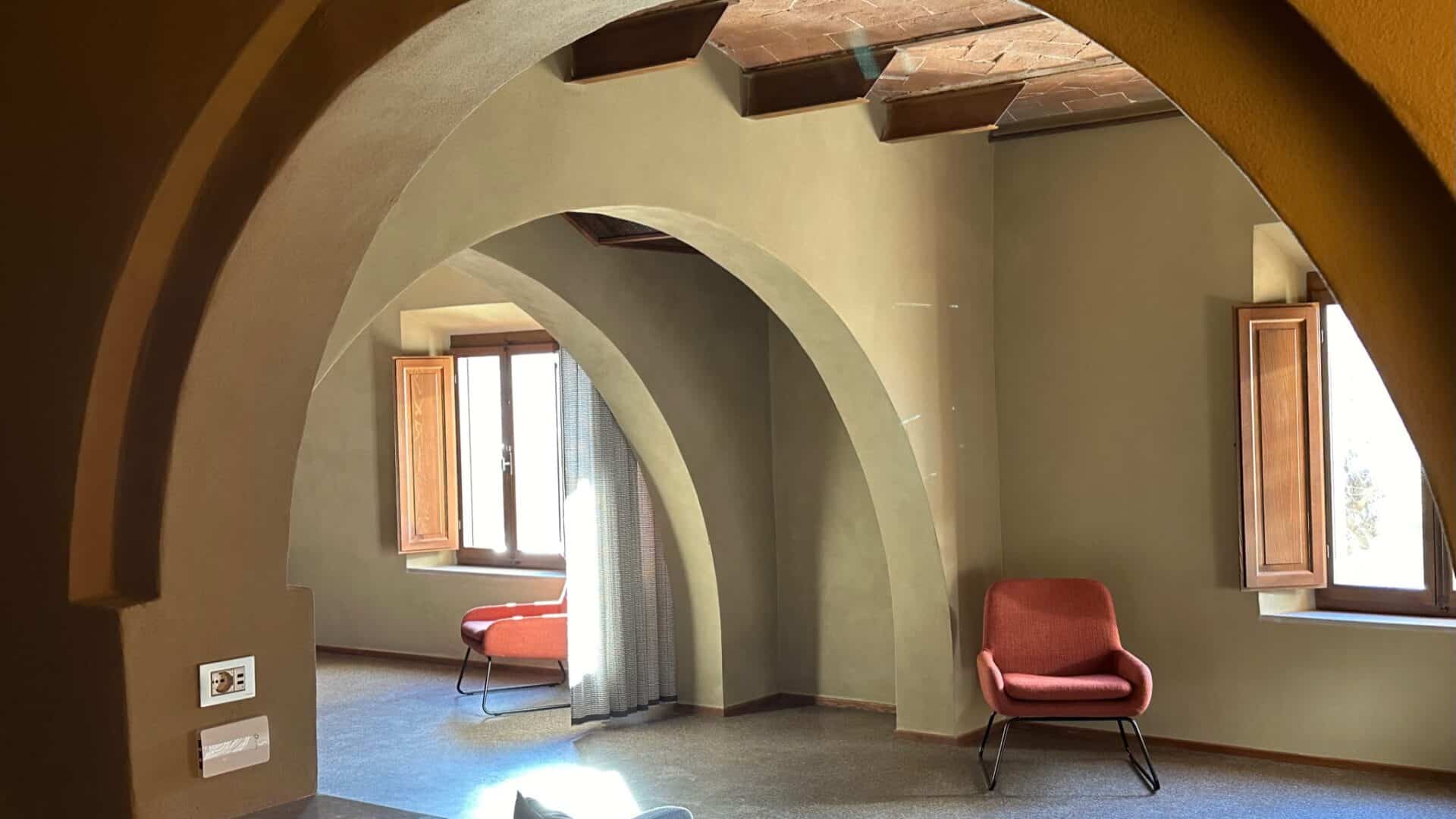 Apartment mit großem Rundbogen