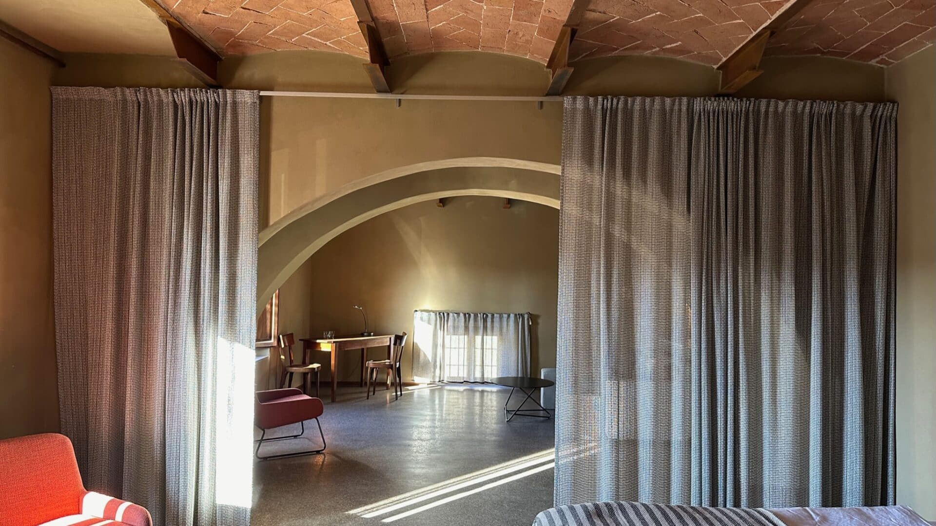 Apartment mit großem Rundbogen