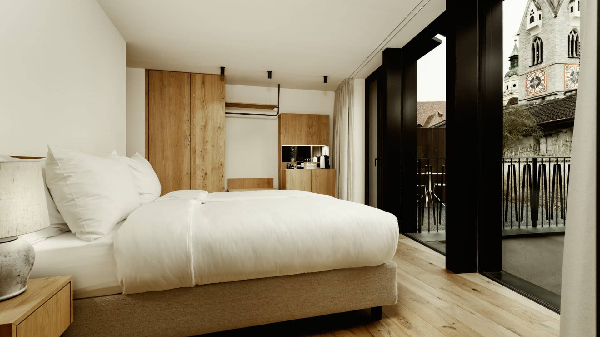 Schlafzimmer mit Ausblick in Adler Historic Guesthouse