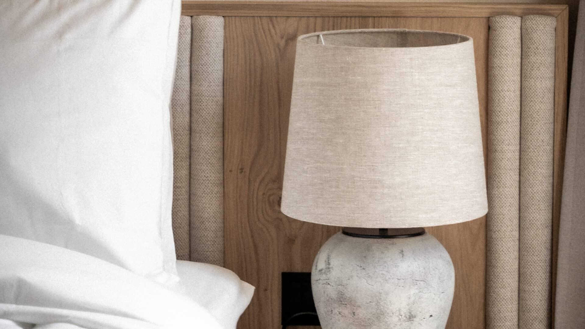 Nachttisch mit Lampe im Schlafzimmer, Adler Historic Guesthouse