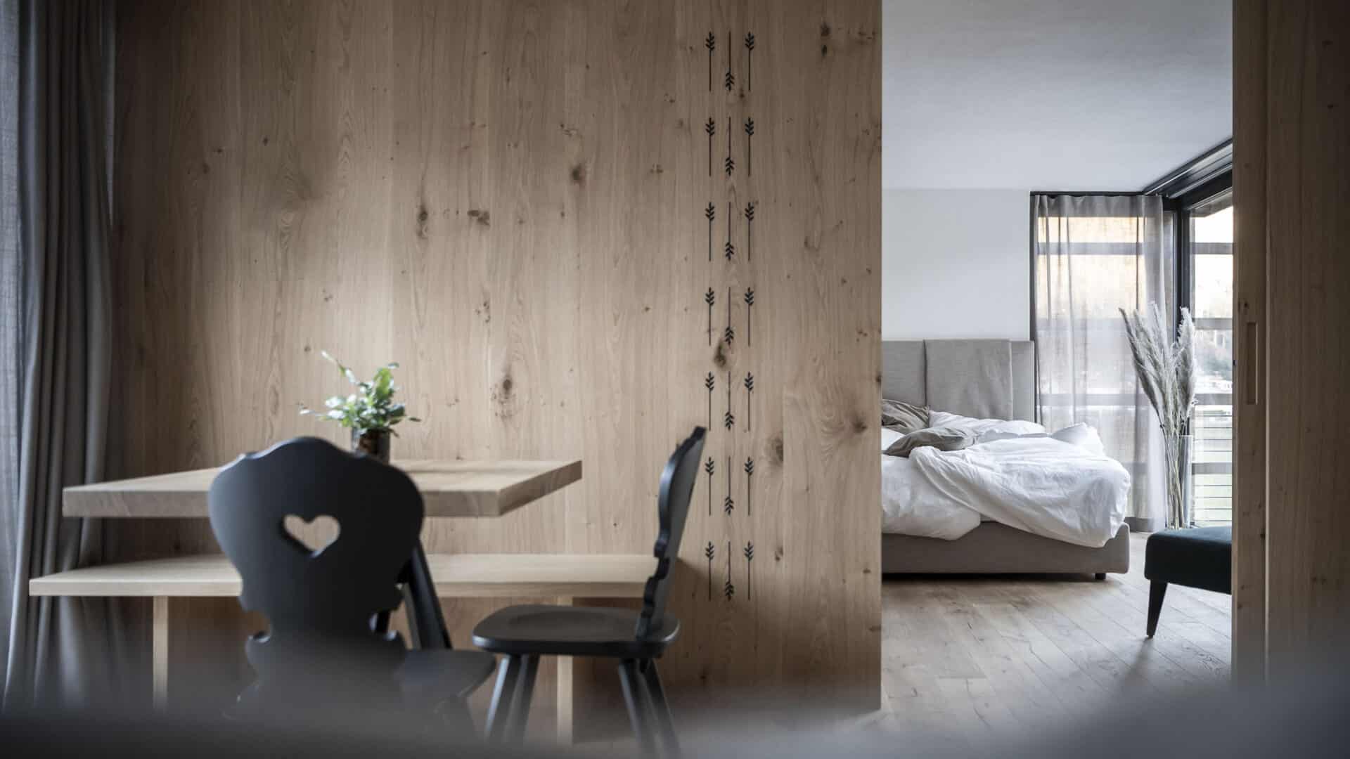 Essplatz und Bett im Doppelzimmer in Ovinas Haus
