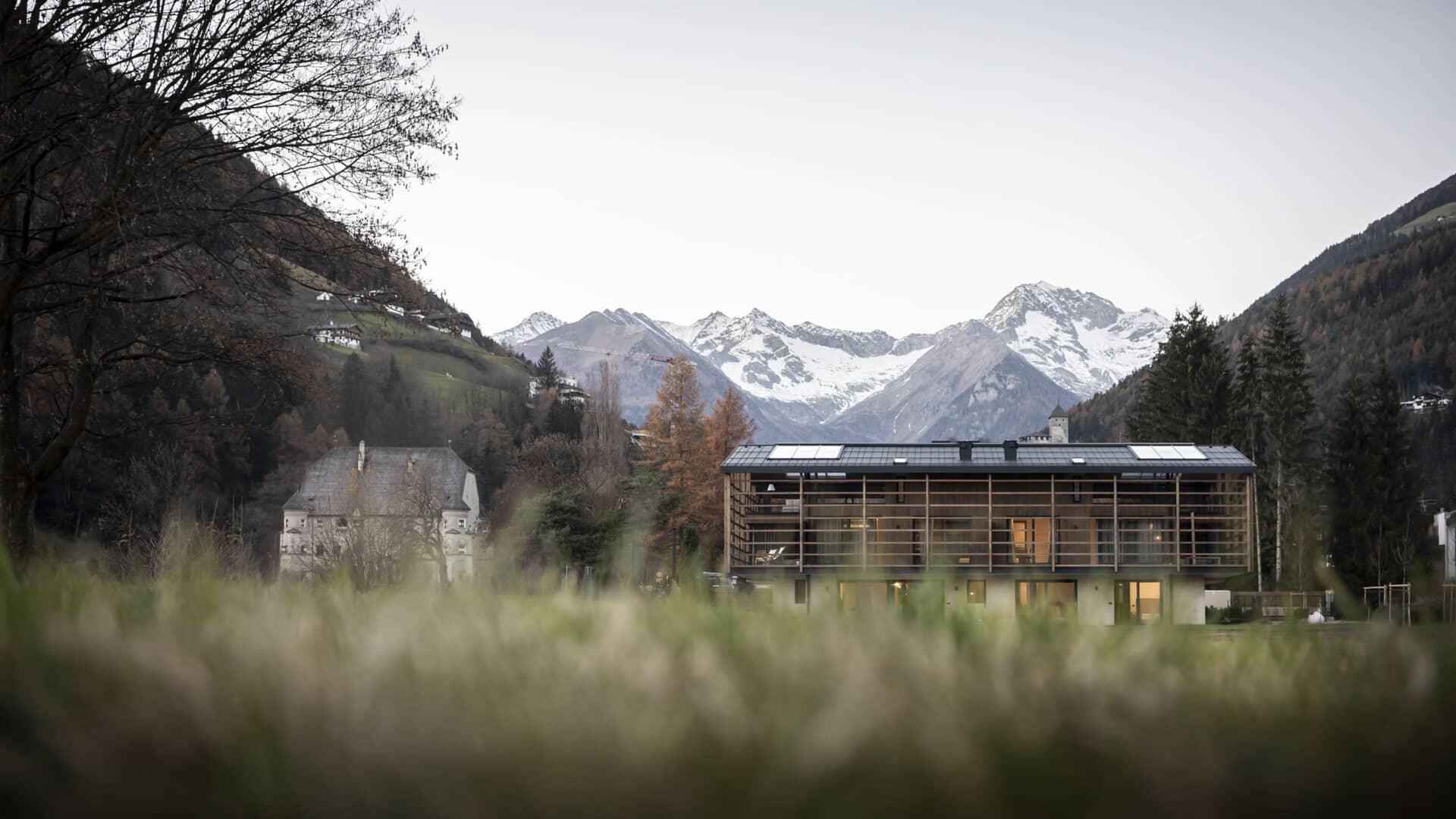 Ovinas Haus vor Bergpanorama