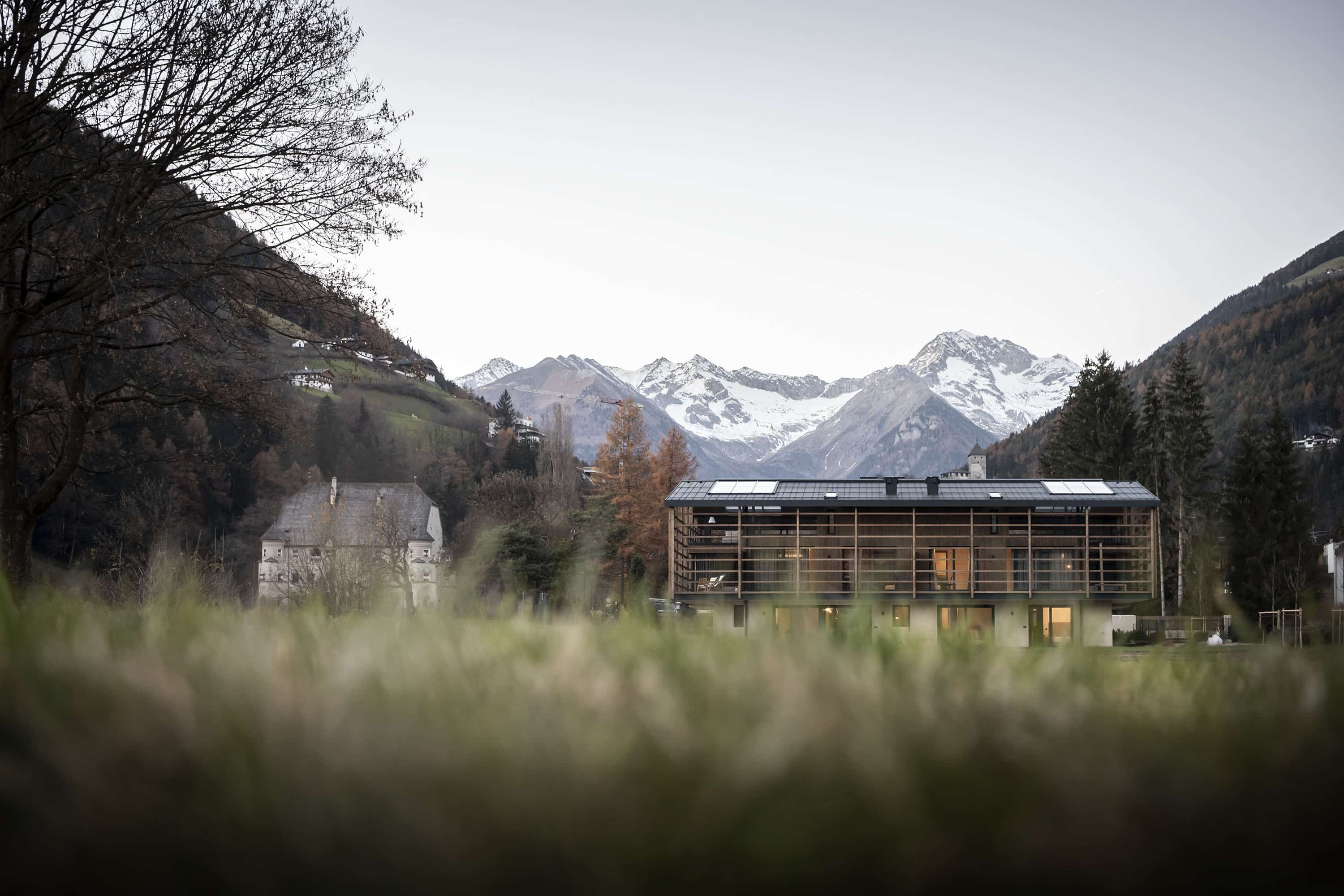 Ovinas Haus vor Bergpanorama
