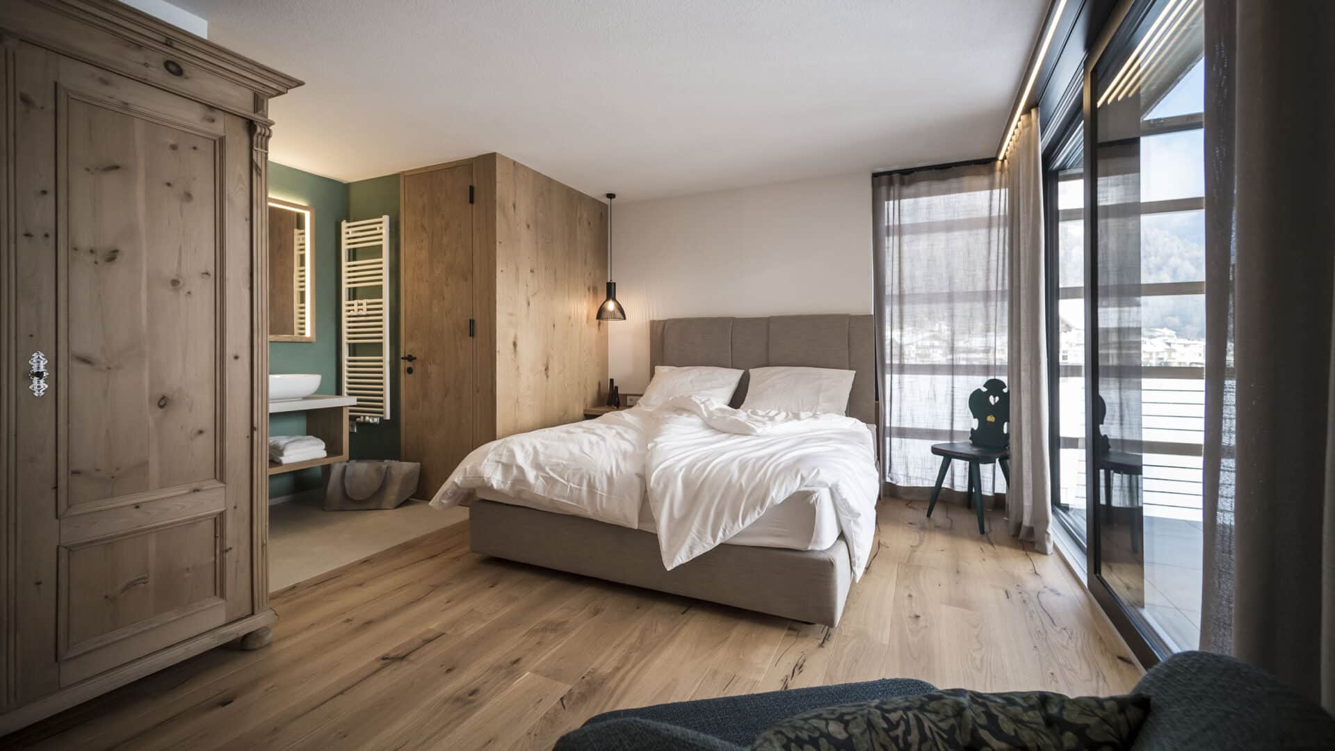 Doppelzimmer mit Bett, Schrank und offenem Bad in Ovinas Haus