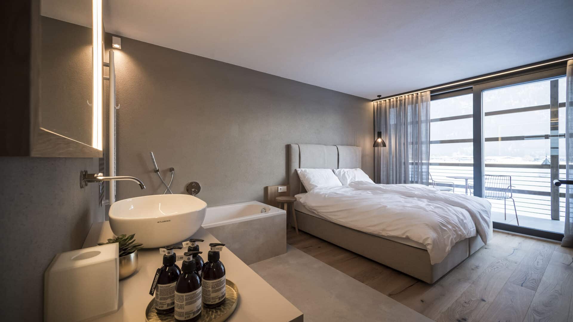 Bett und offenes Bad in Ovinas Haus