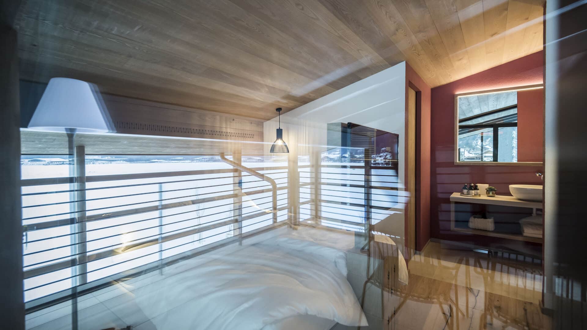 Zimmer, das sich in der Scheibe der Terrasse spiegelt in Ovinas Haus