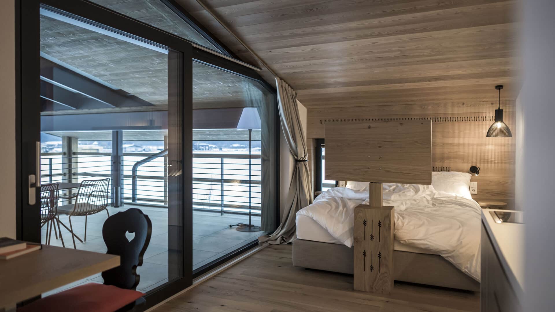 Doppelbett und Terrasse in Ovinas Haus