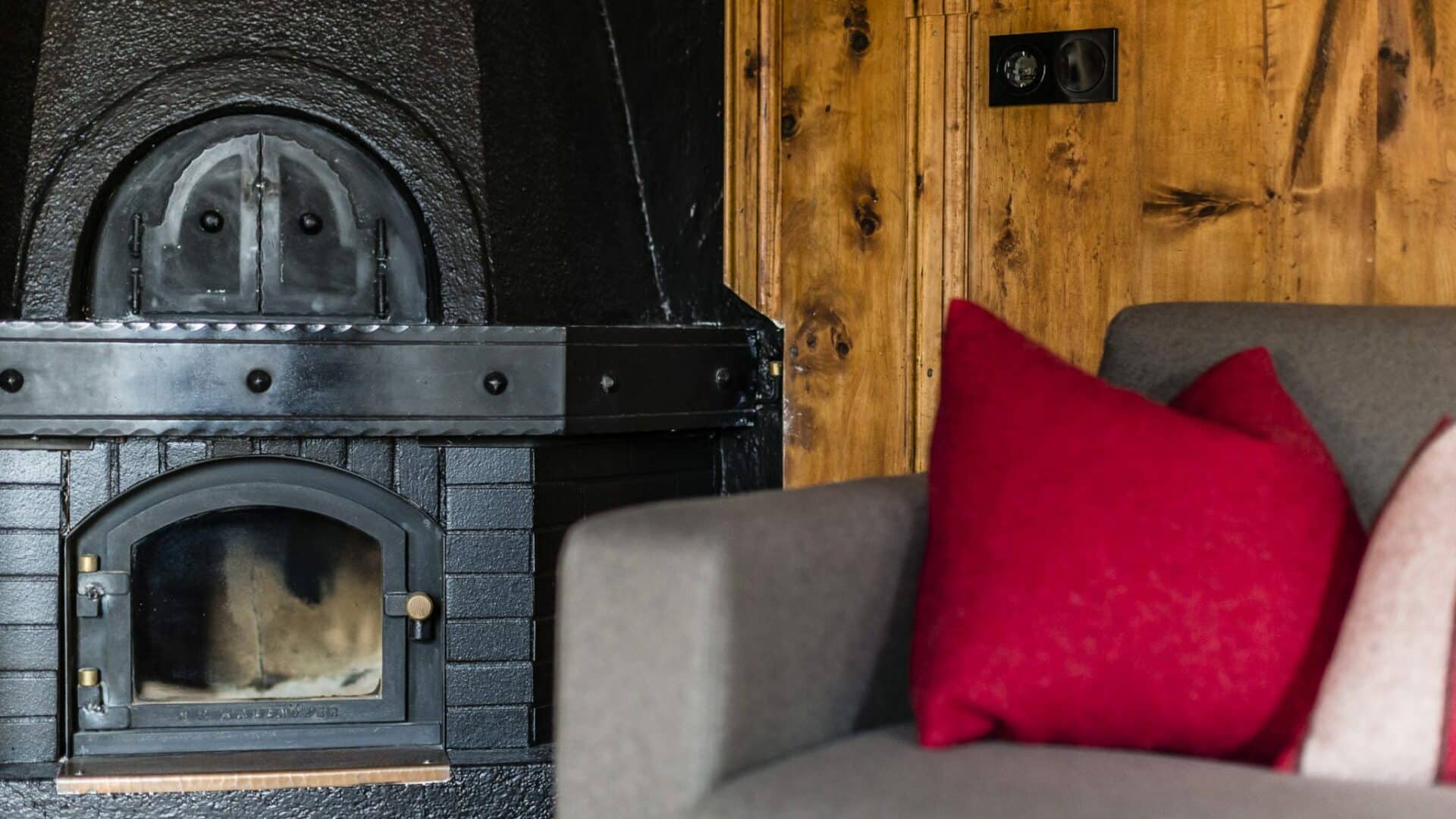 Detail: Sofa und Kamin