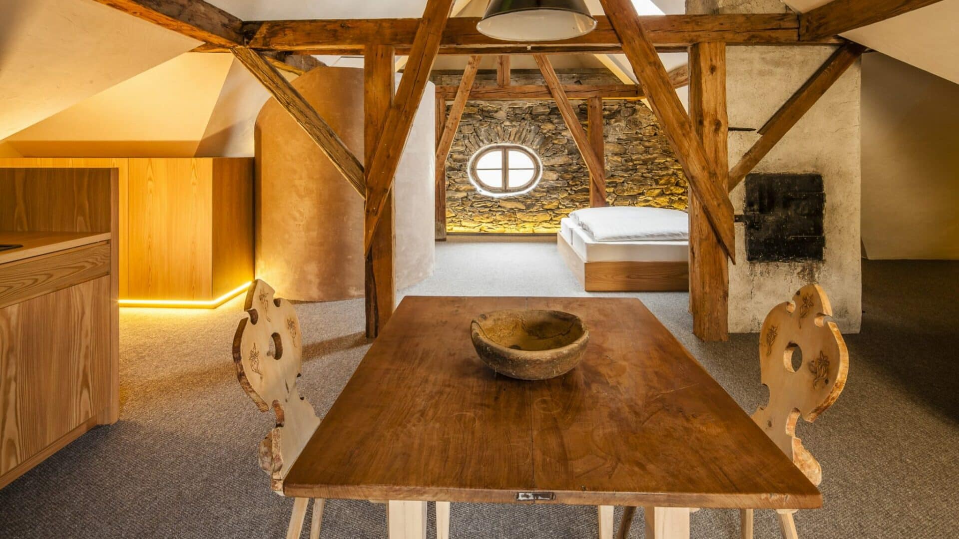 Wohnstube mit Esstisch und Holzbalken