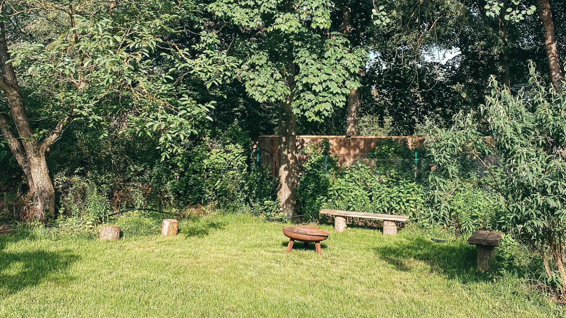 Garten mit Feuerschale beim Alten Dorfhaus