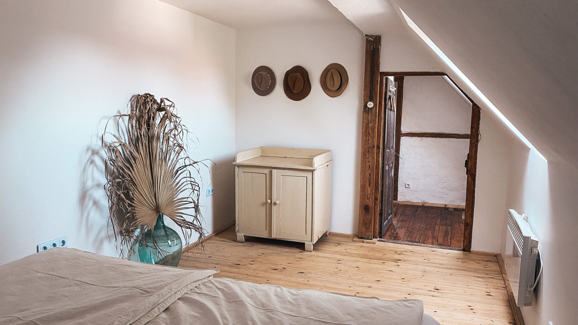 Schlafzimmer mit Kommode im Alten Dorfhaus