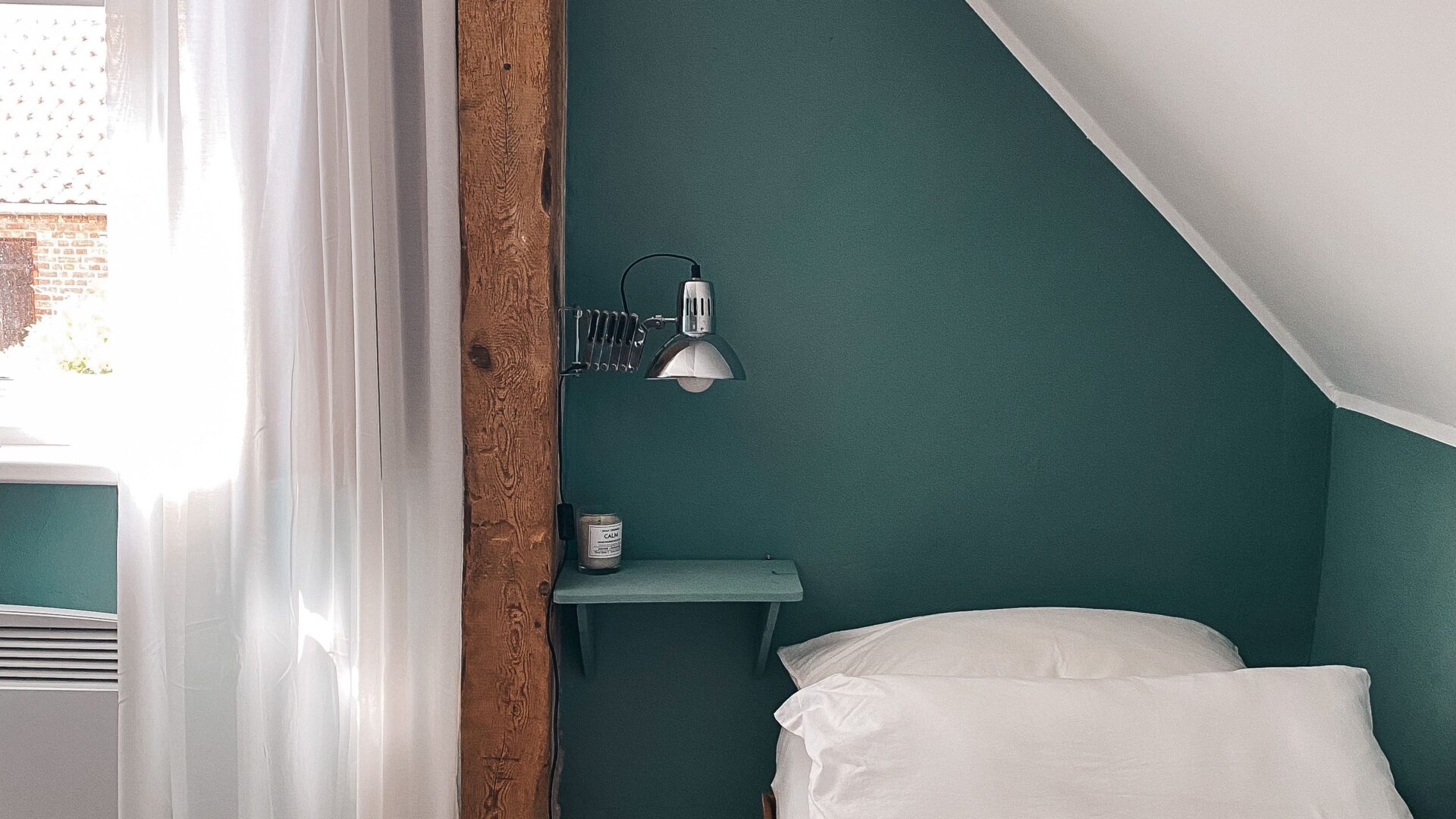 Einzelbett im Schlafzimmer mit Blick nach draußen