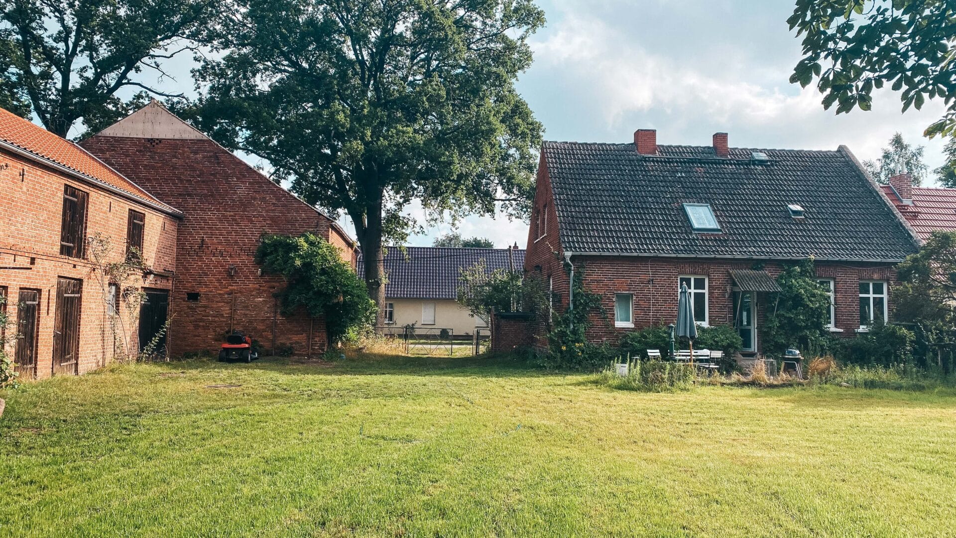 Garten mit Haus und Scheune des Alten Dorfhaus