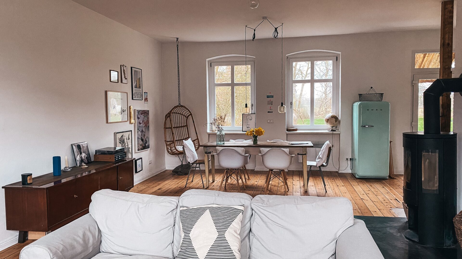 Coach und Esstisch im großen Wohnraum im Alten Dorfhaus