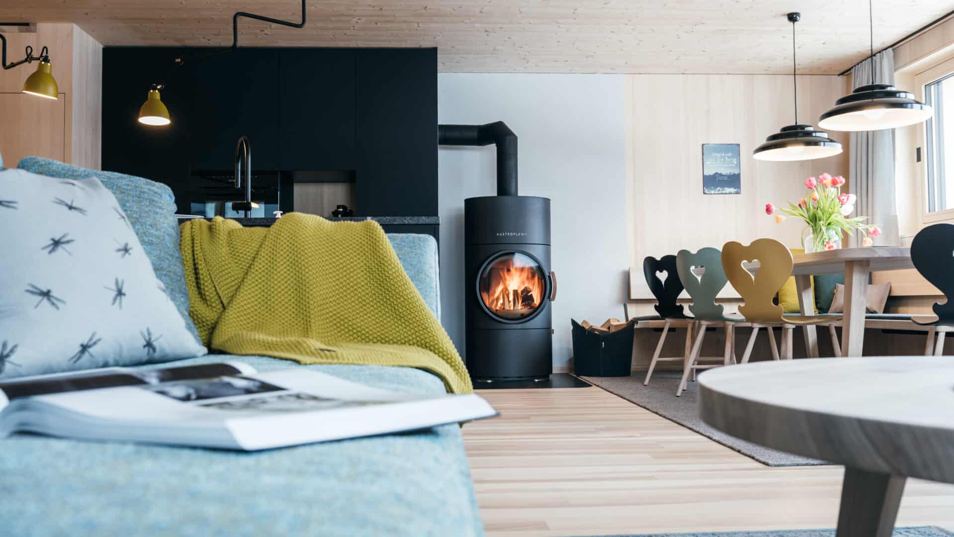 Wohnzimmer mit Essplatz und Kamin im Halwina Hideaway