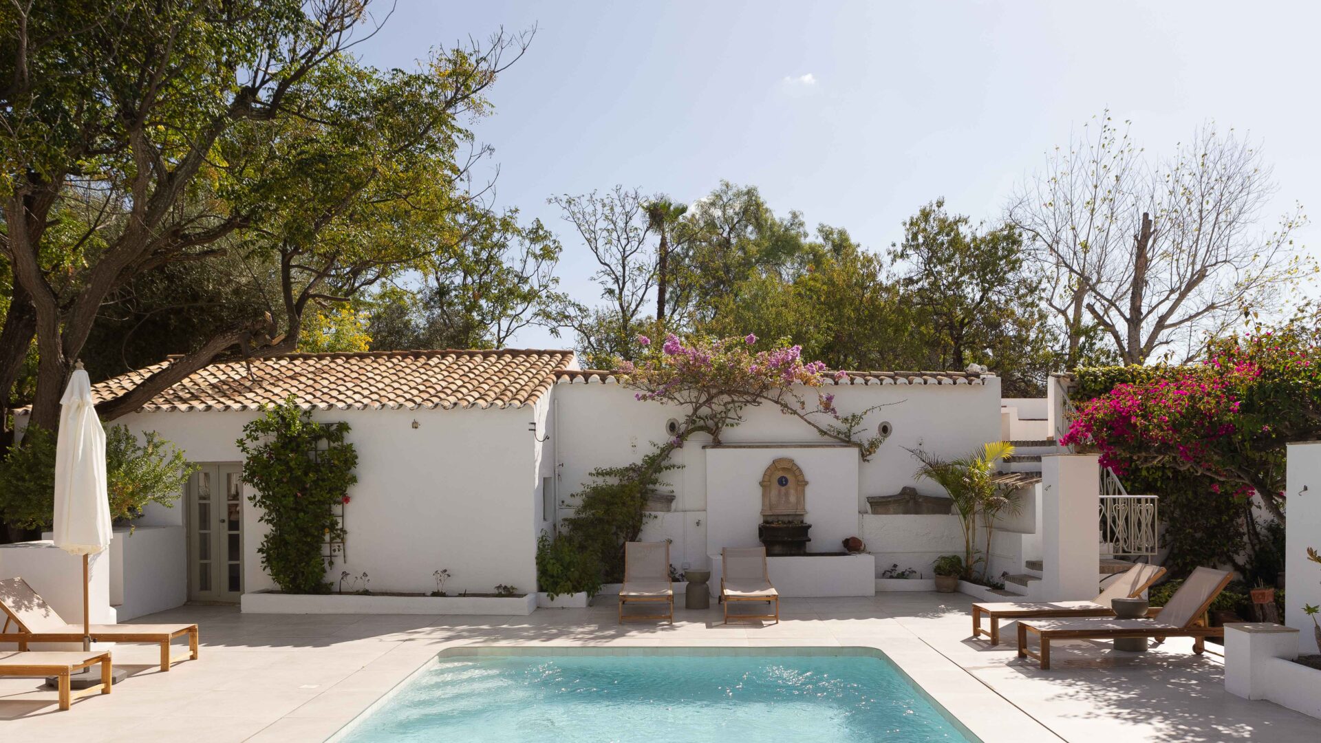 Pool und Blick aufs Haus im Ferienhaus âmago