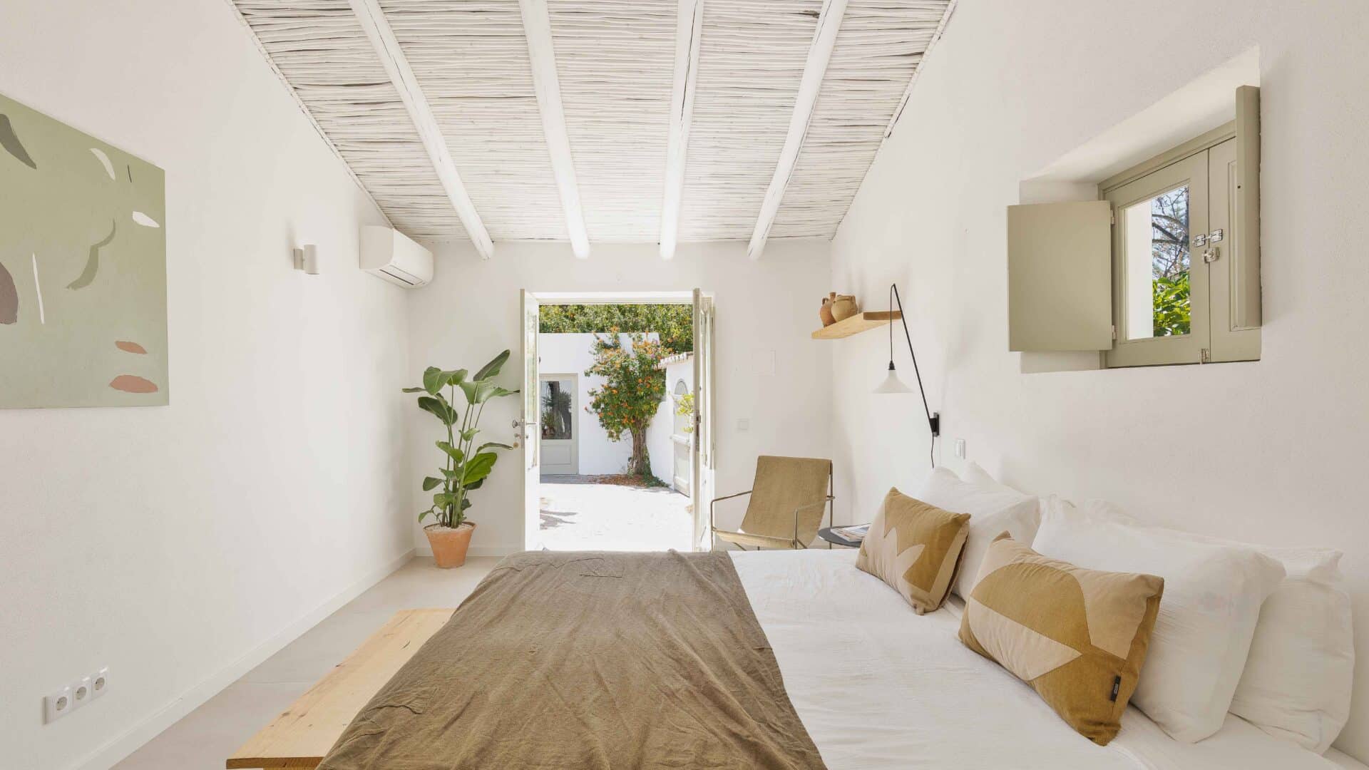 Schlafzimmer mit Bett und Blick nach draußen, Ferienhaus âmago