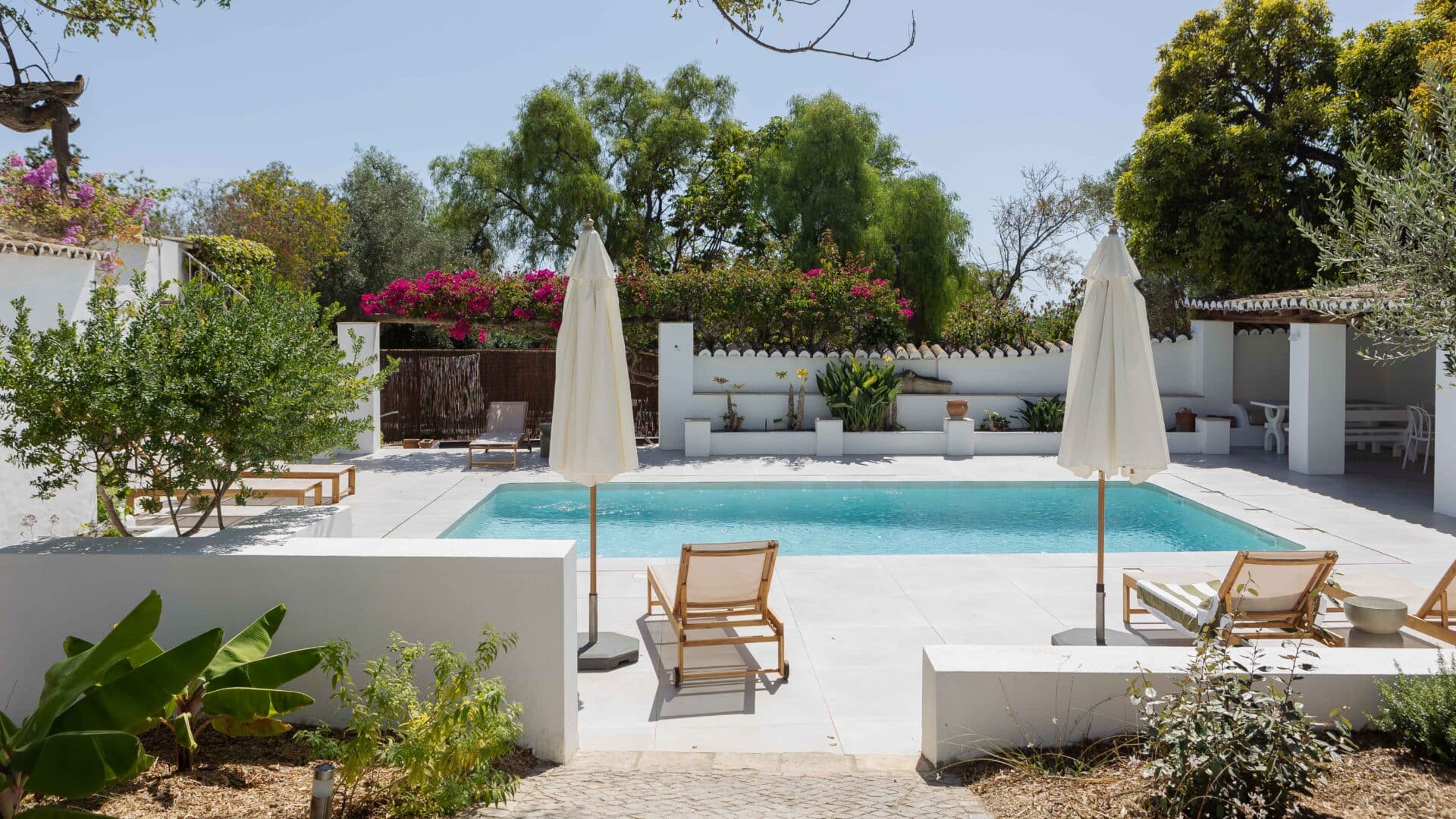 Pool mit zwei Sonnenschirmen im Ferienhaus âmago