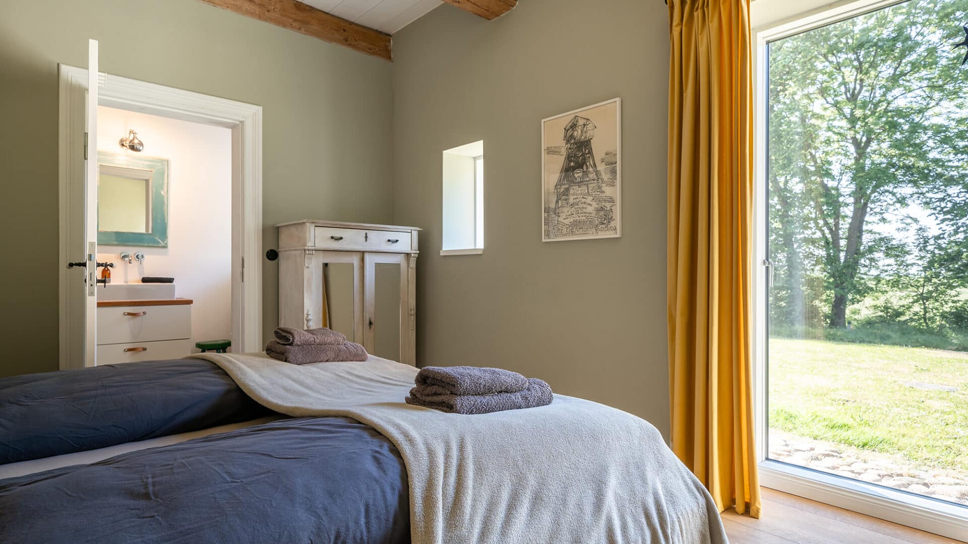 Doppelzimmer mit Bett und Blick in den Garten und ins Badezimmer, Friesensteern