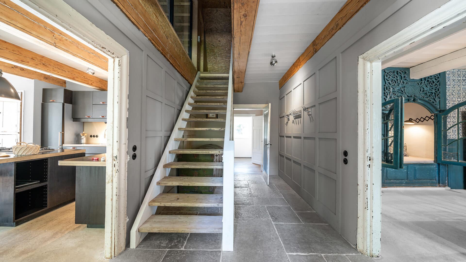 Eingangsbereich mit Treppe, Blick in die Küche und Schlafzimmer
