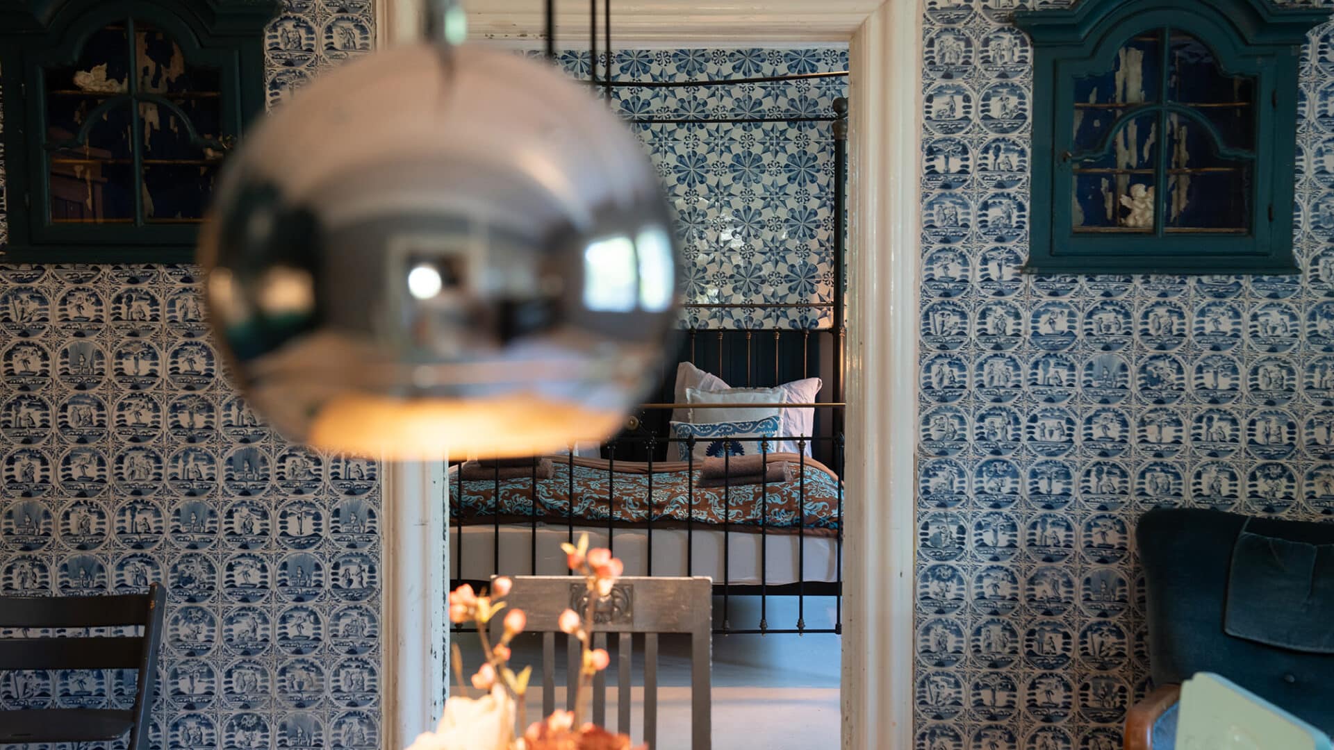 Detail Esstischlampe und Blick ins Schlafzimmer im Friesensteern