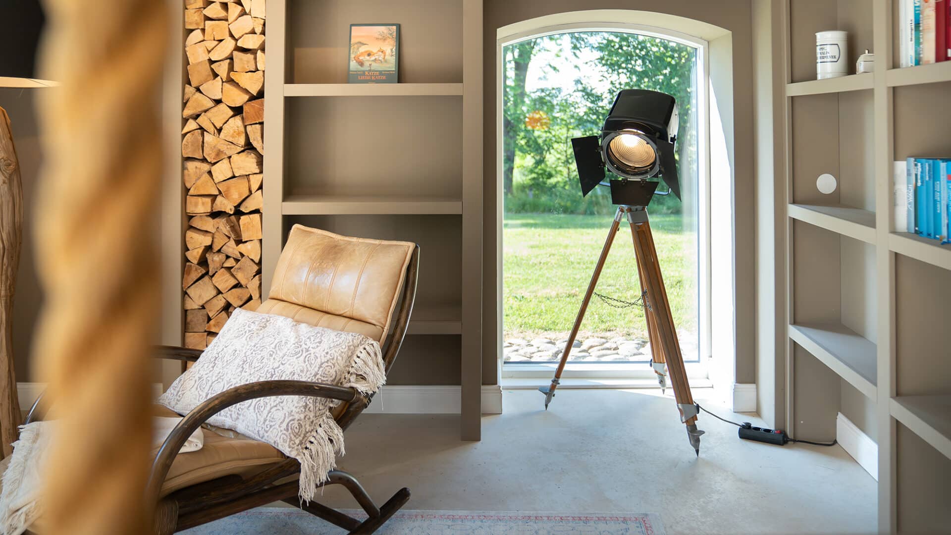 Wohnzimmer mit Terrassentür im Friesensteern