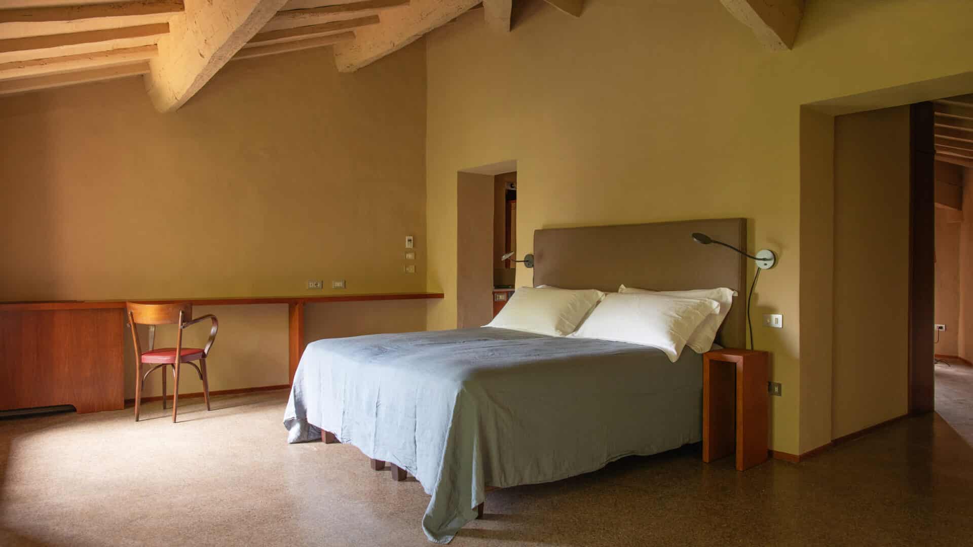 Schlafzimmer mit Doppelbett im Palazzo