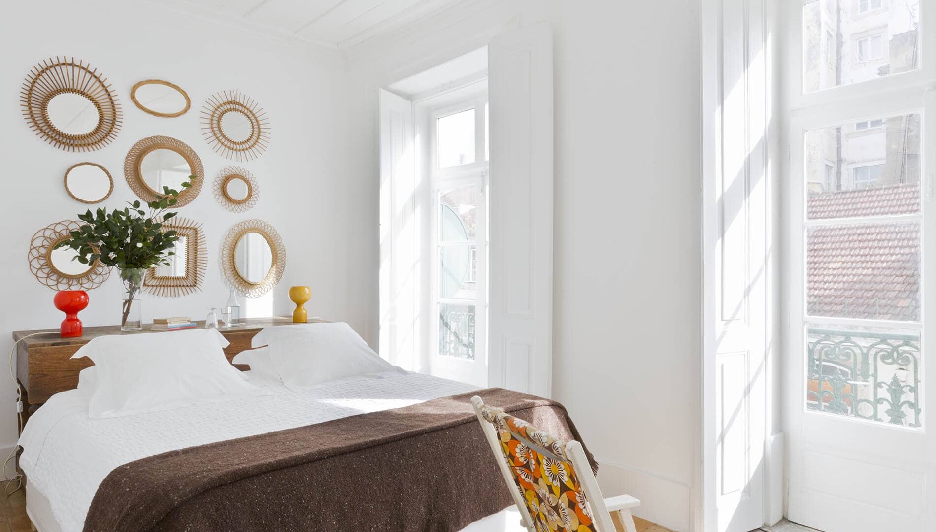 Doppelbett und Stuhl im Zimmer im Baixa House