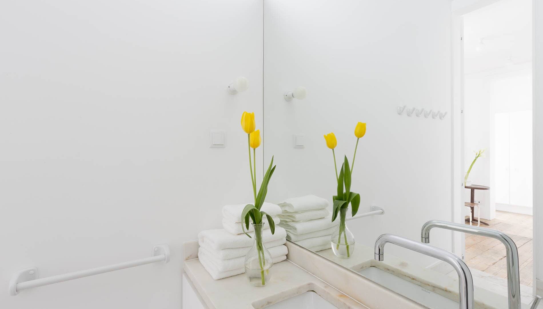 Badezimmer mit Waschbecken im Baixa House