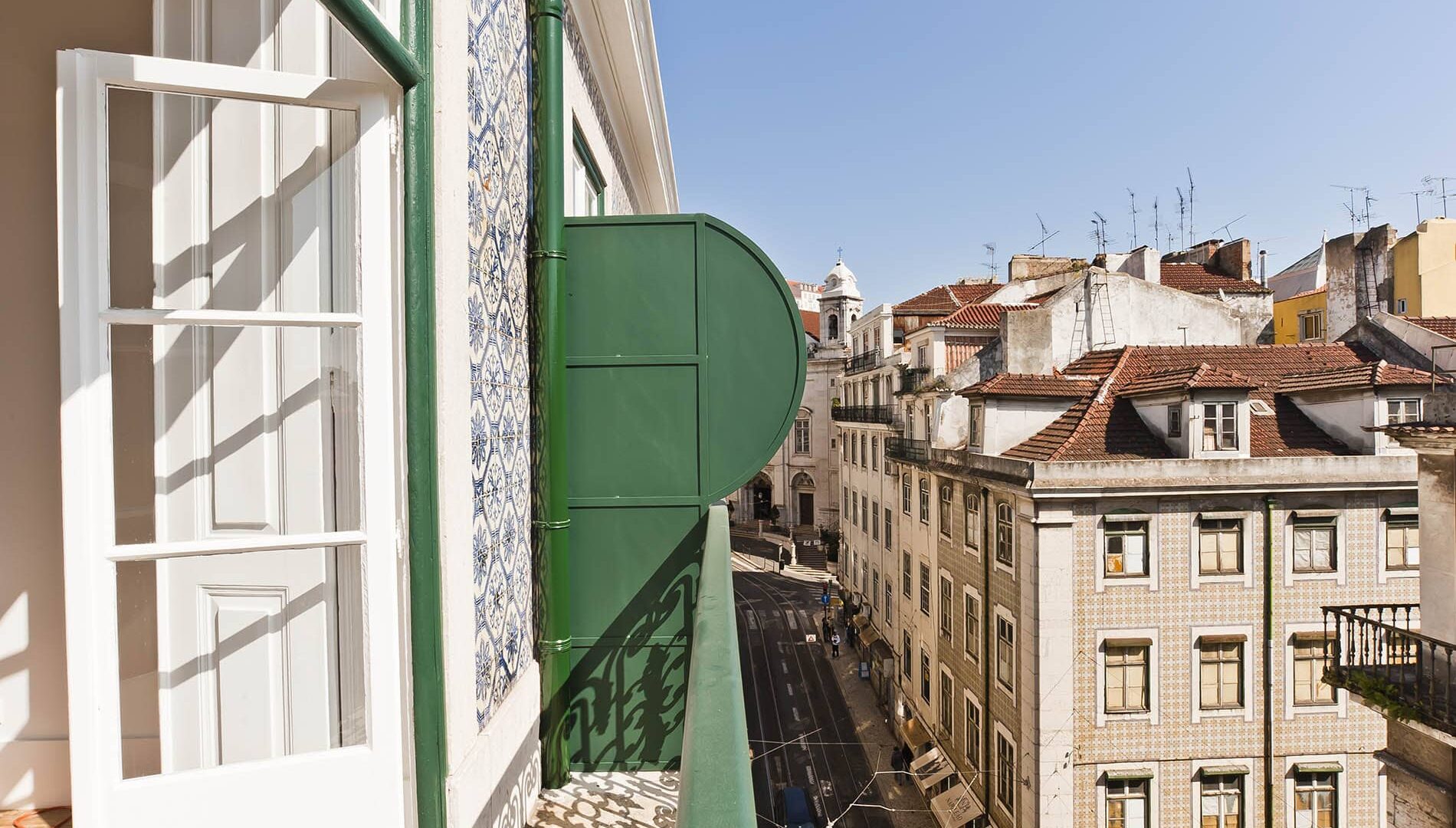 Tür zum Balkon und Blick auf die Stadt im Baixa House