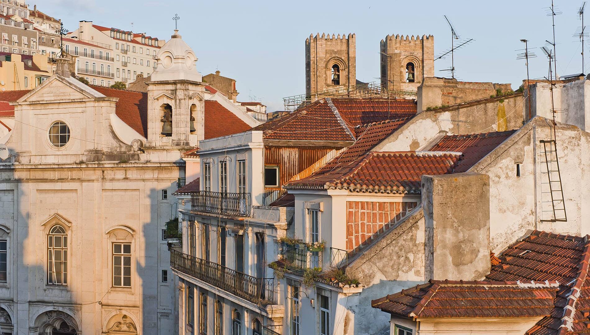 Blick aus dem Fenster auf Hausdächer, Baixa House