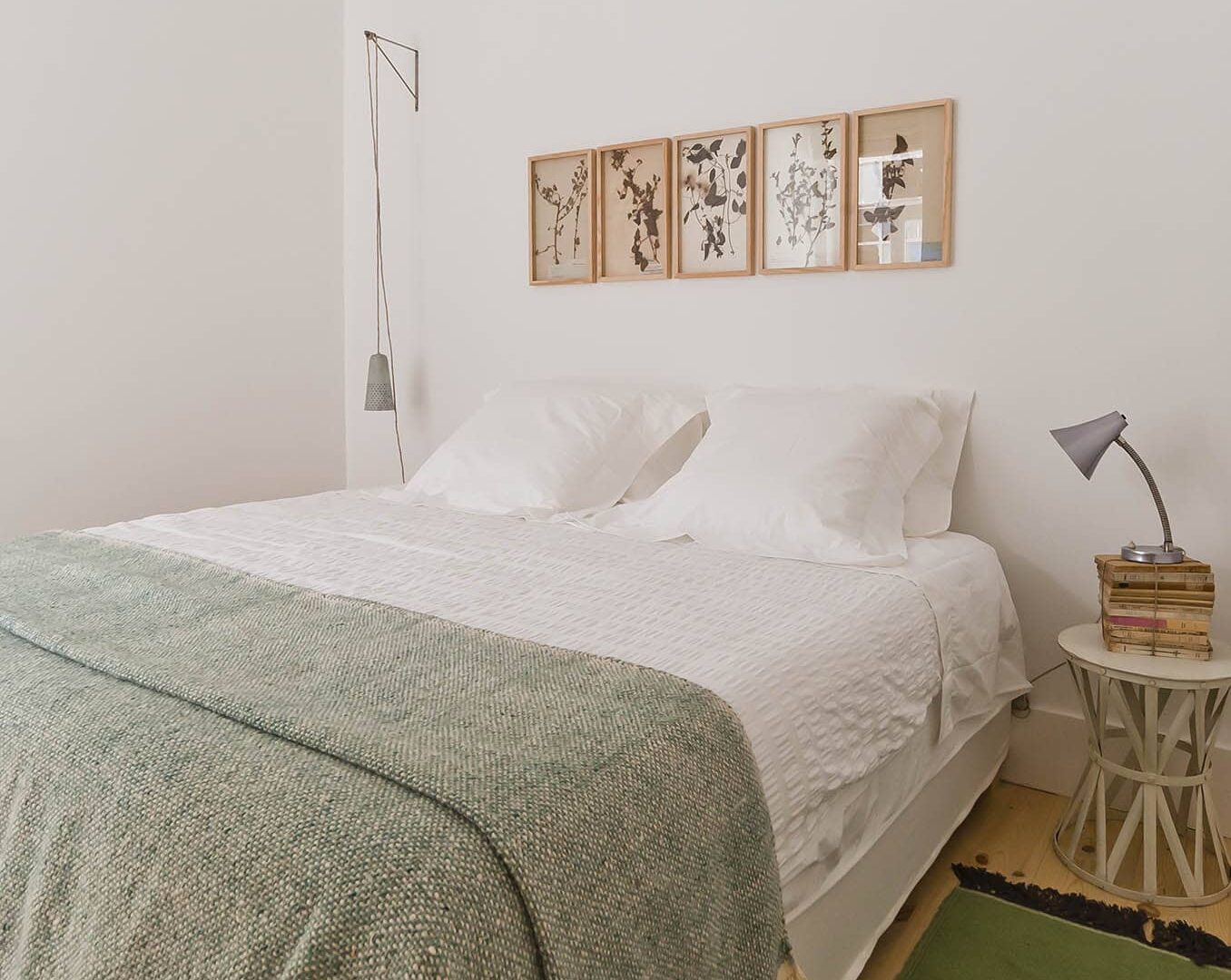 Doppelbett und Nachttisch im Zimmer im Baixa House