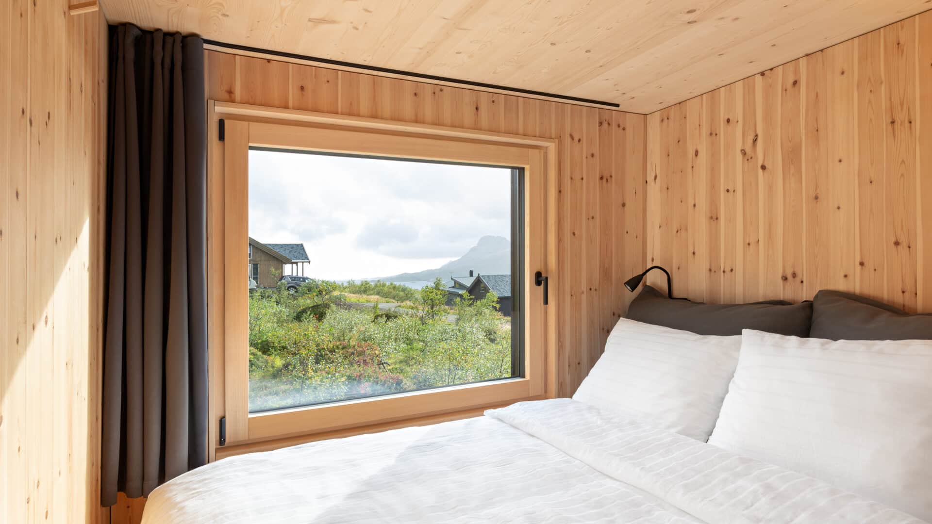Blick aus dem Fenster mit Doppelbett