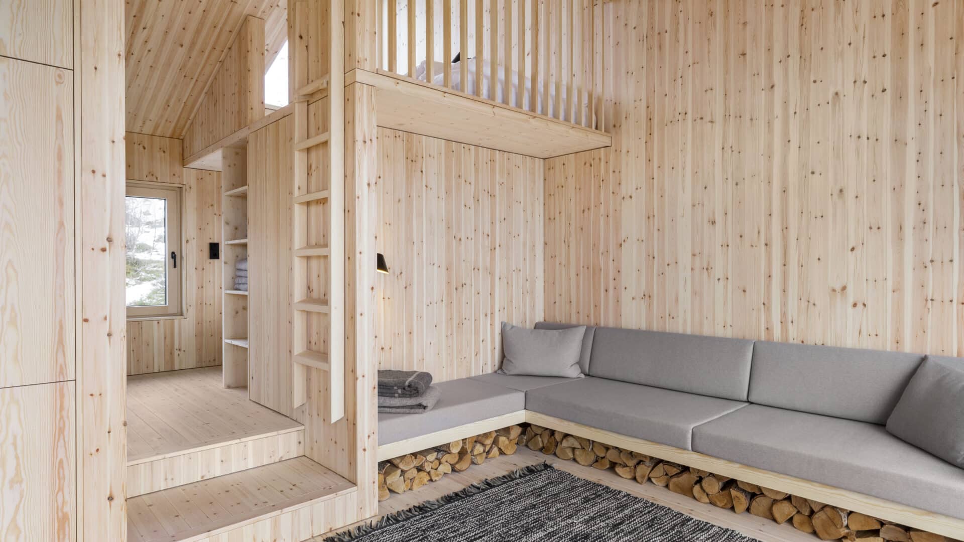 Holz-Wohnraum mit eingebauter Sofaecke