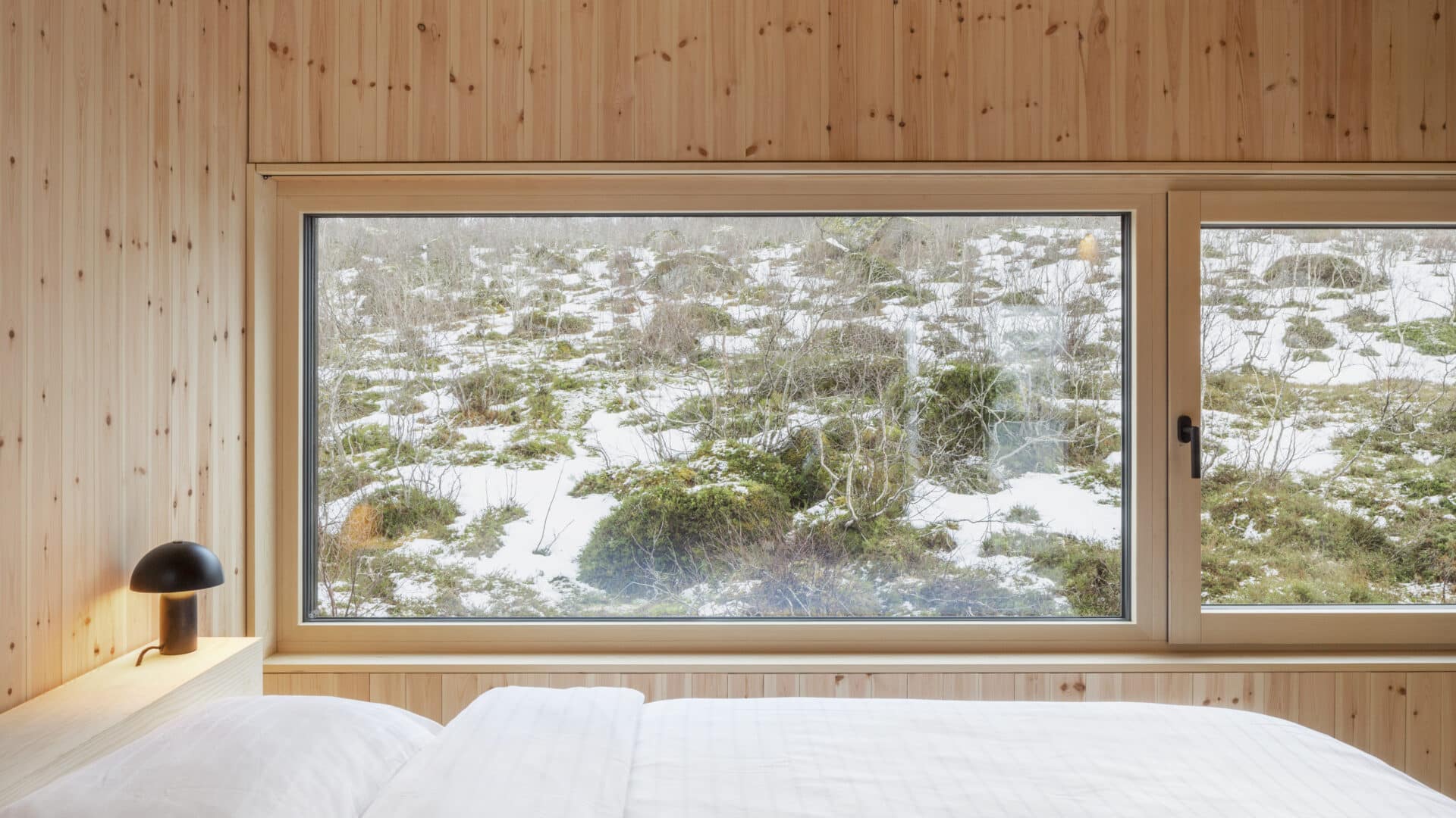 Schlafzimmer: Blick aus dem Fenster in den Winter