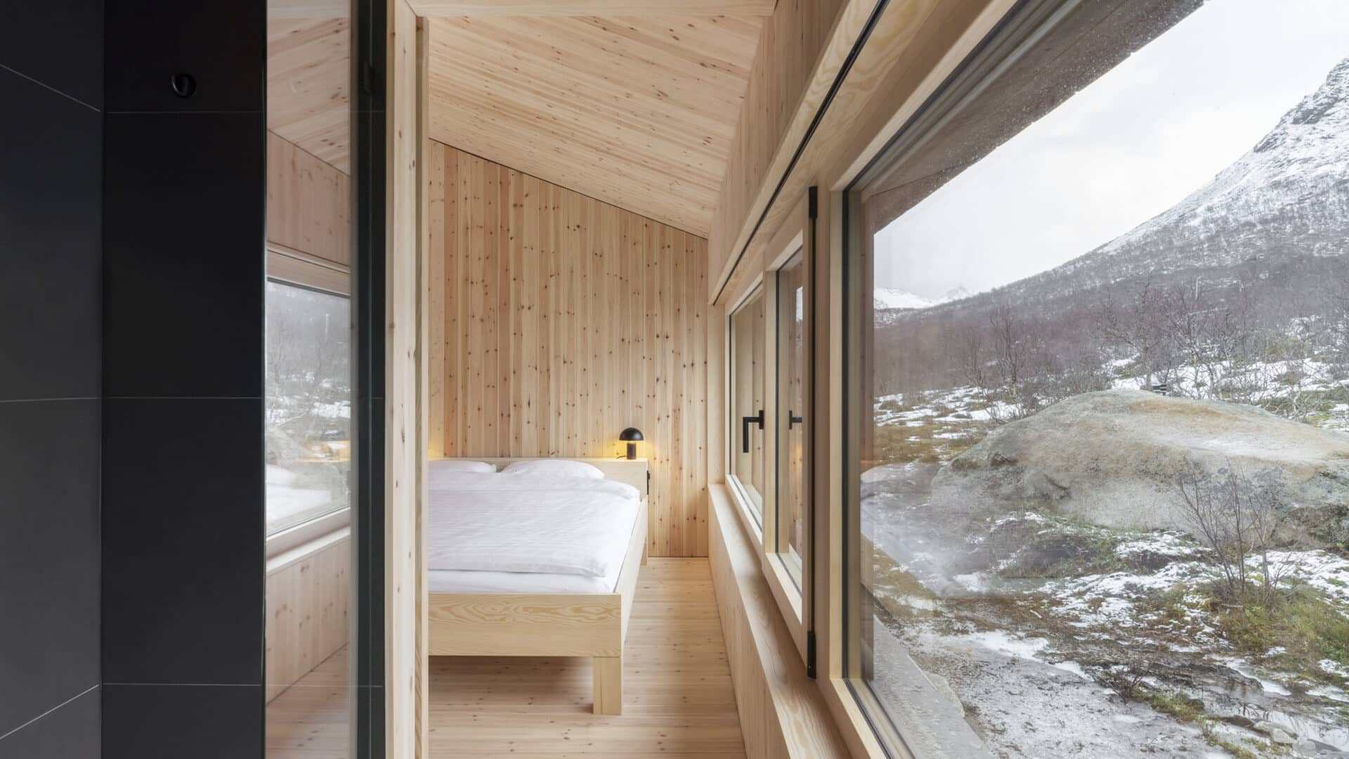Blick ins Schlafzimmer mit großem Fenster
