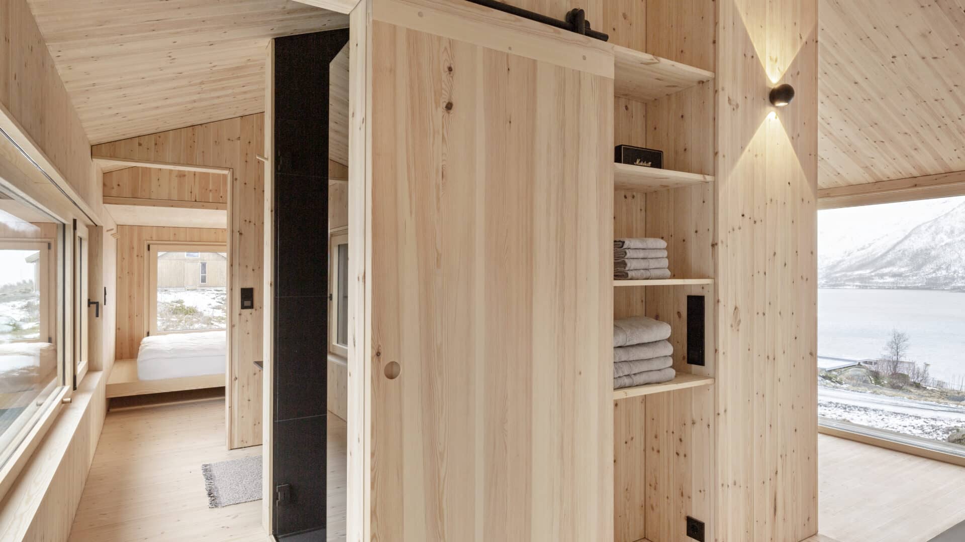 Schlafzimmer mit Holzpaneelen