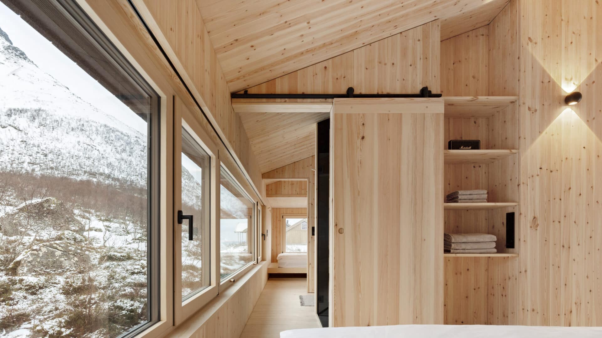 Schlafzimmer Holz, großes Panoramafenster