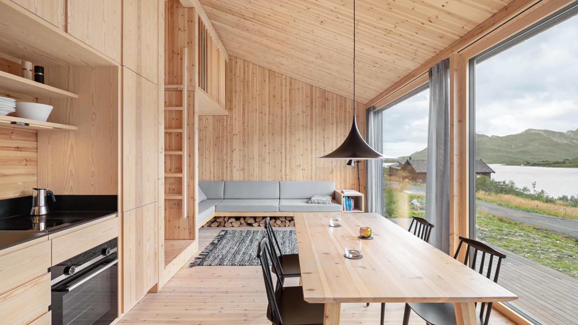 Esszimmer mit Tisch und großem Panoramafenster