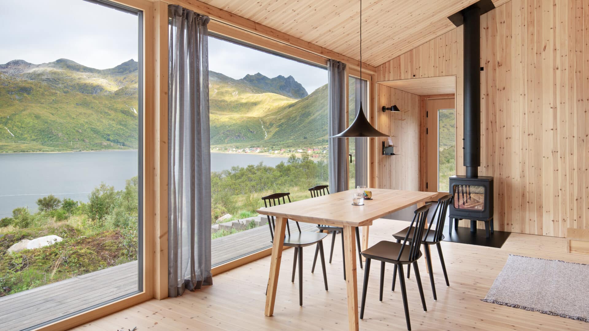 Esstisch vor großem Panoramafenster
