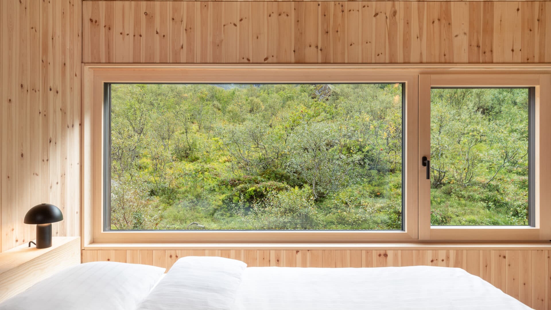 Schlafzimmer: Blick aus dem Fenster ins Grüne