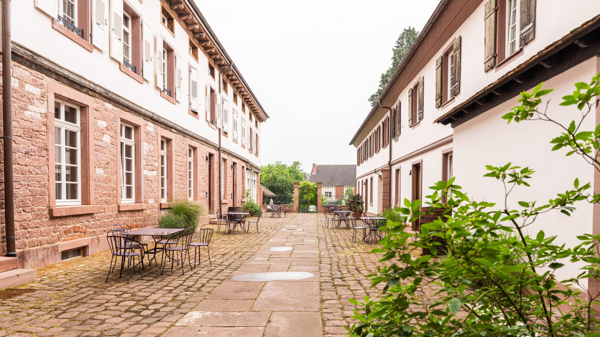 gepflasterter Hof mit Stühlen im Palais Wunderlich
