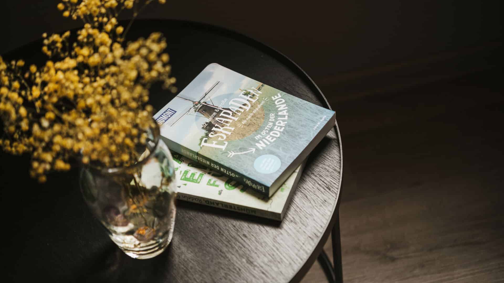 Detail Bücher auf Tisch