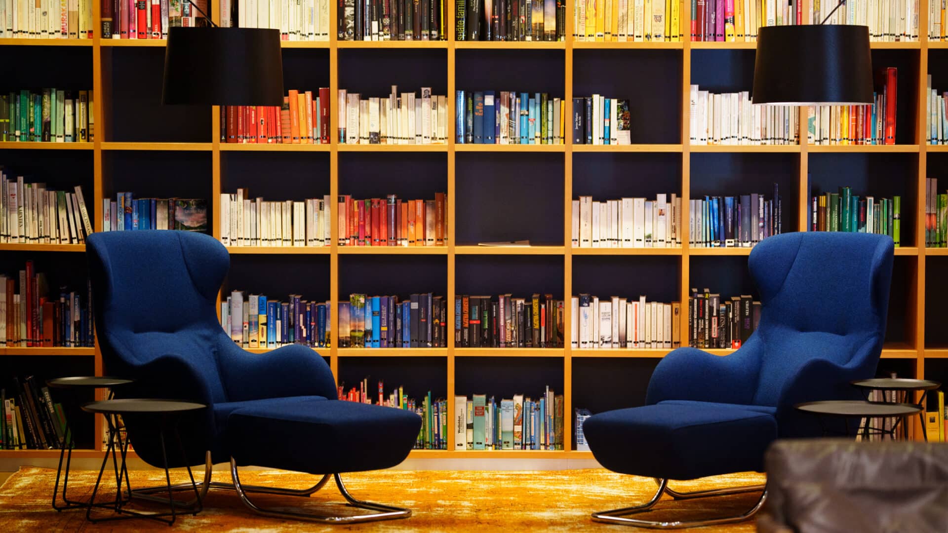 Bibliothek mit großer Bücherauswahl im Daberer Hotel
