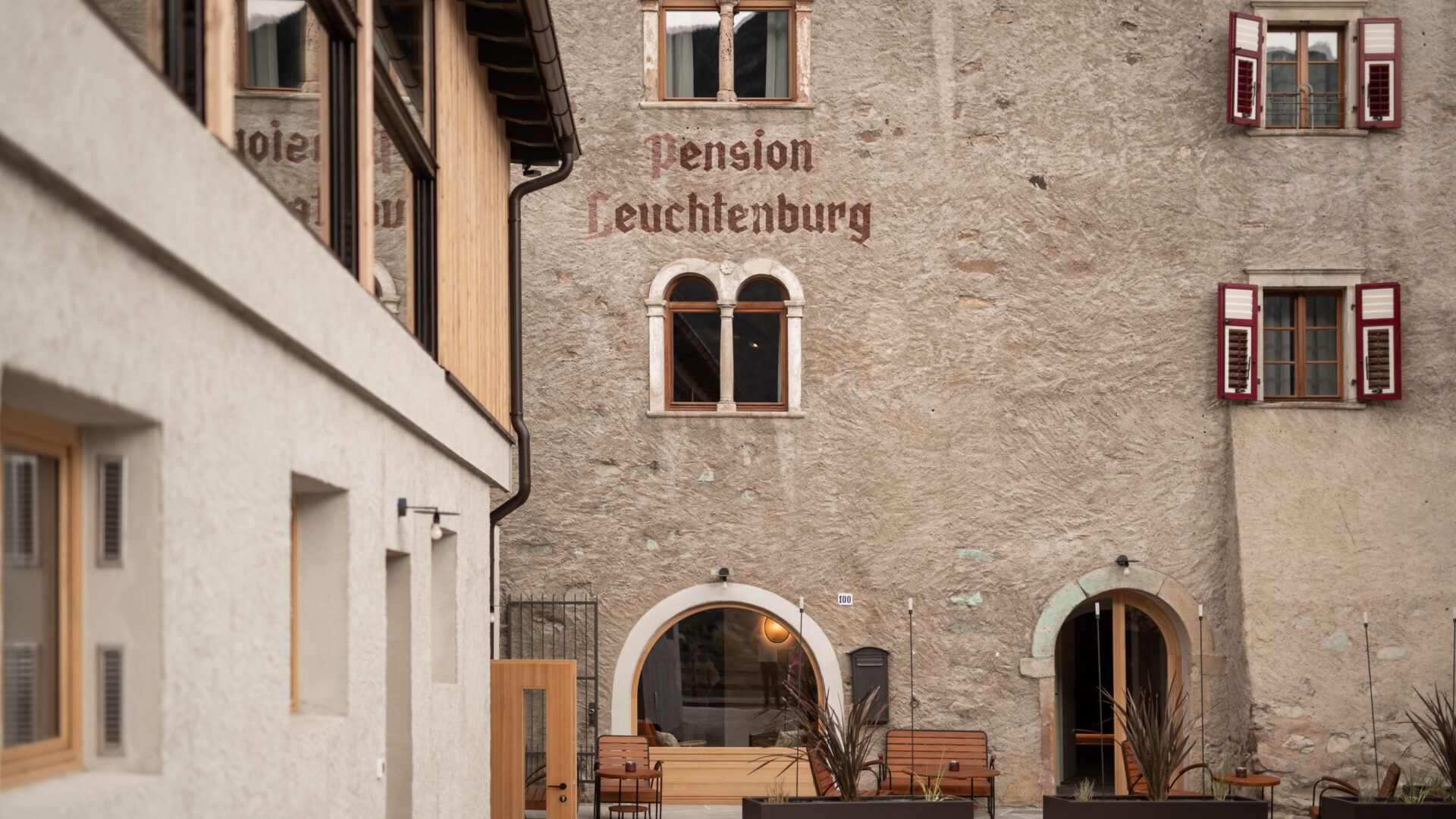 Pension Leuchtenburg von außen mit Terrasse