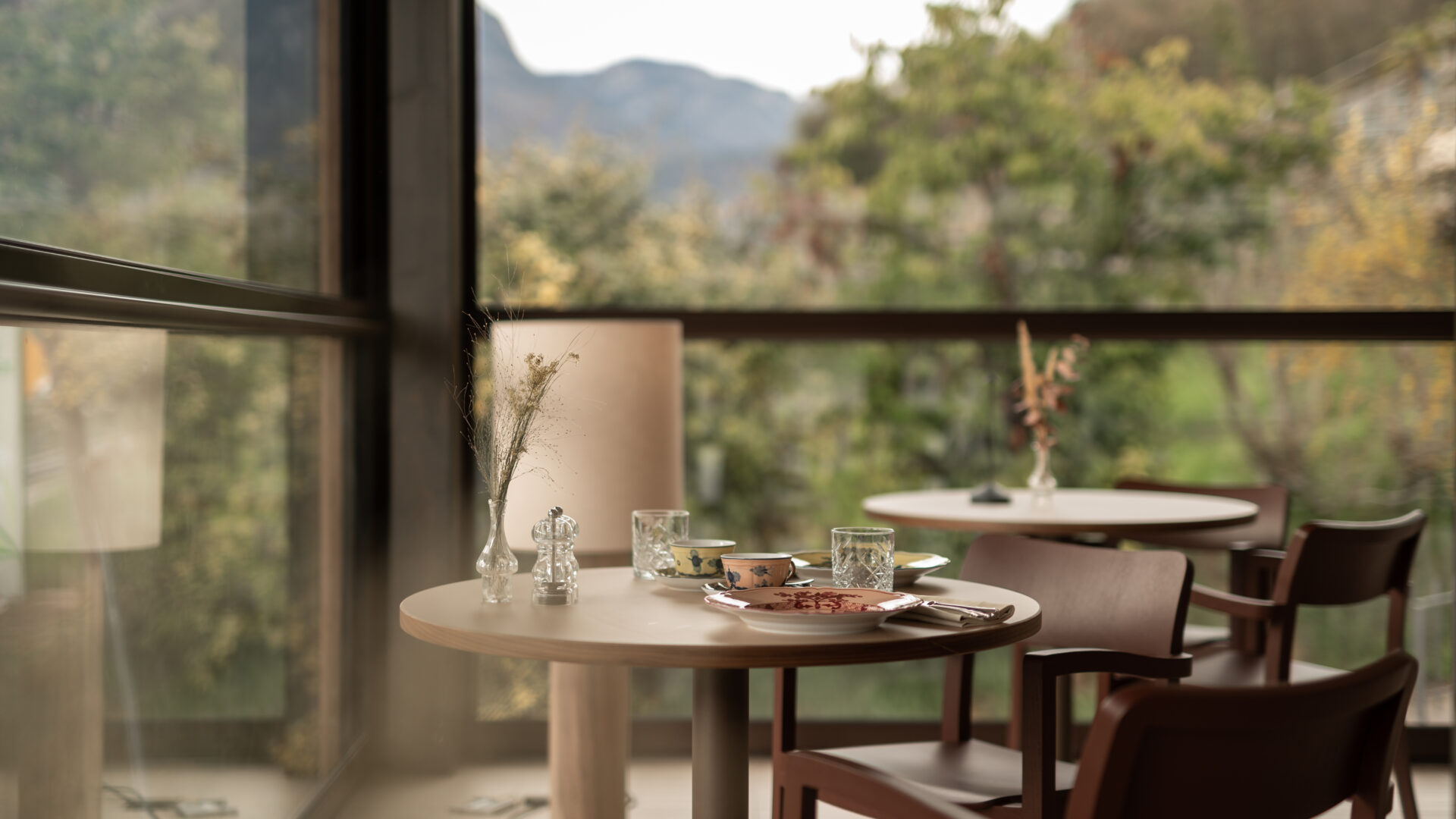 Frühstückstisch mit Ausblick in der Pension Leuchtenburg